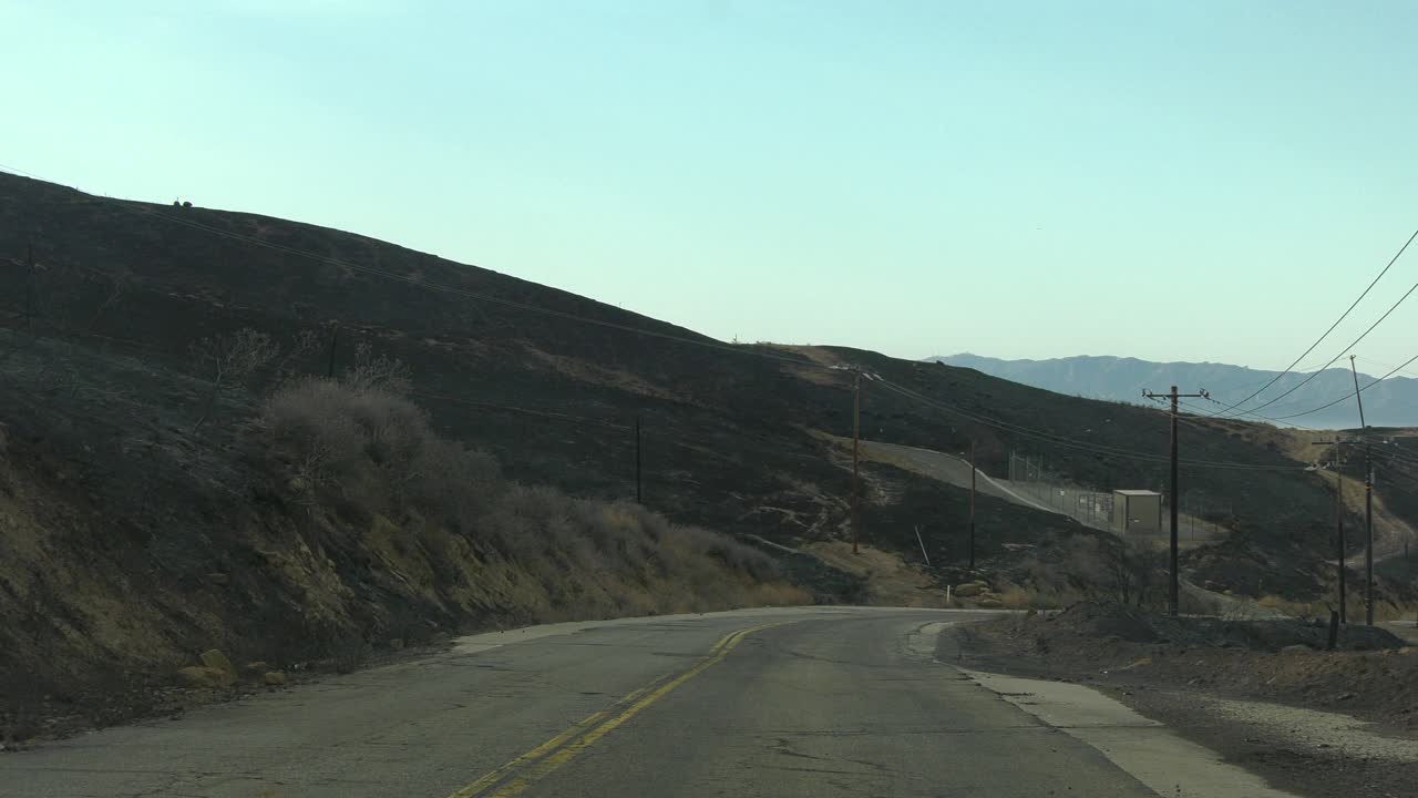 비행기가 능선 위로 낮게 날다