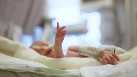 bebé en la unidad de cuidados intensivos del hospital