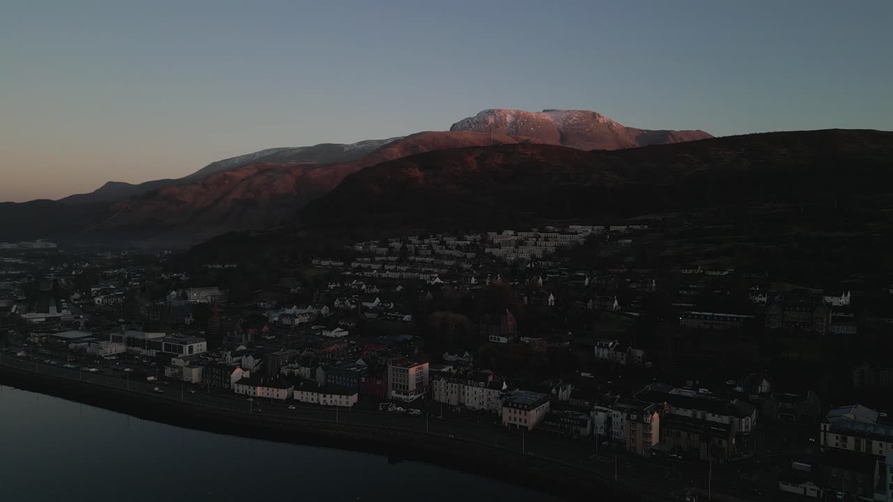 Vista aerea di Fort William che rivela Ben Nevis durante uno splendido tramonto in una limpida giornata invernale