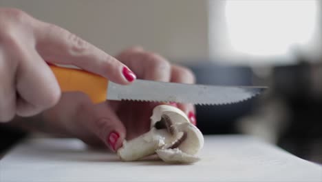 cortar champiñones en una cocina de cerca