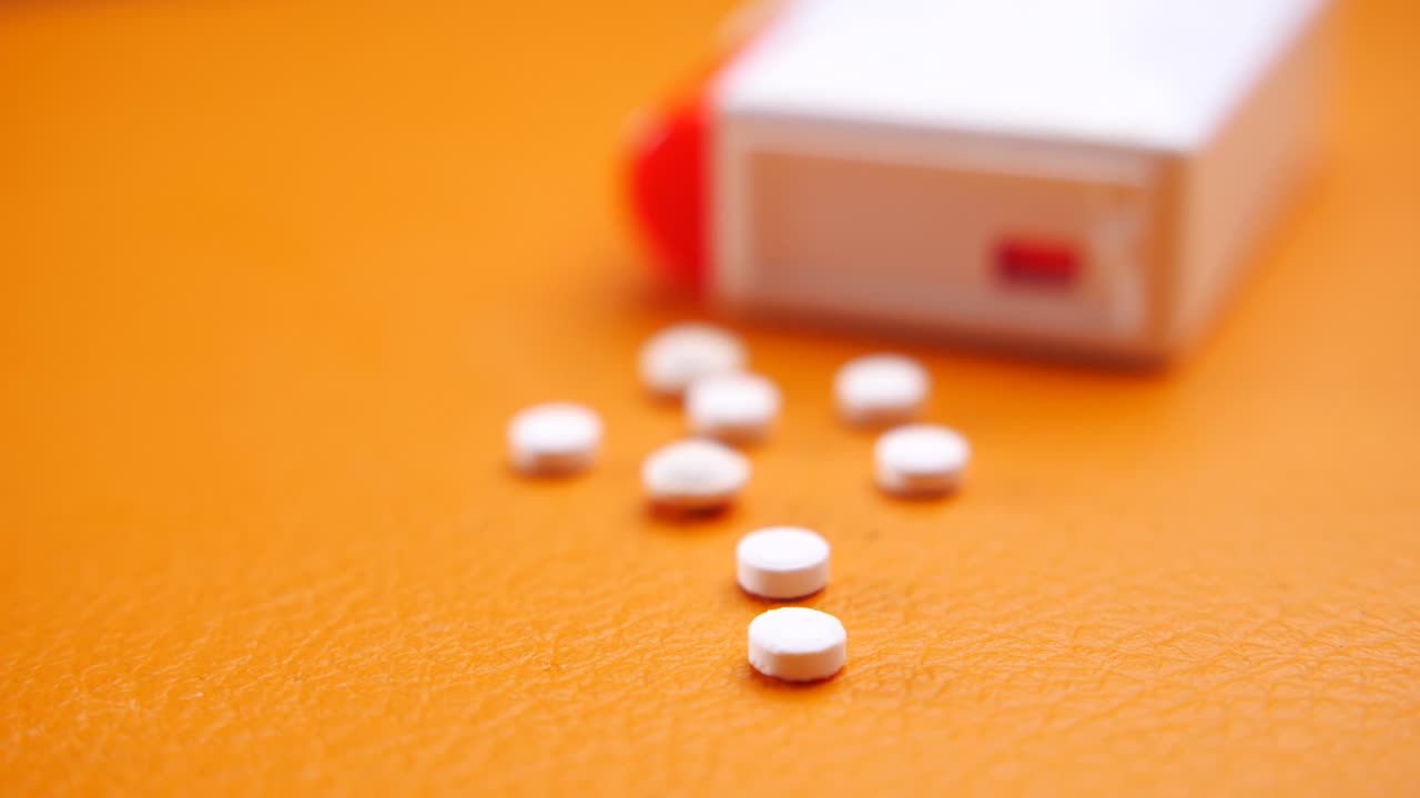 테이블에 인공 감미료 용기