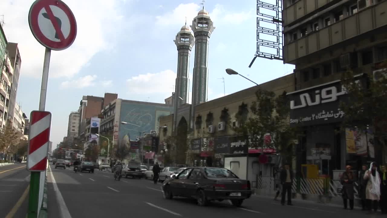 una concurrida calle de la ciudad de teherán, irán