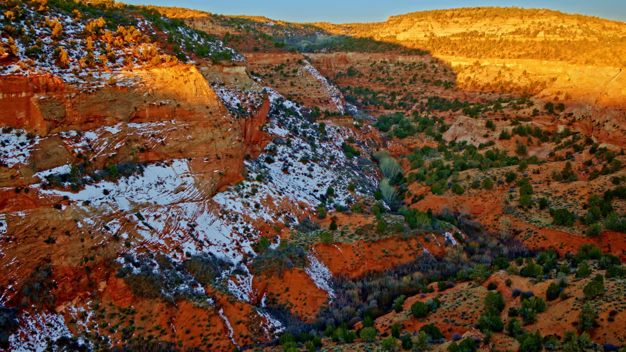 Il drone si muove lentamente e in modo spettacolare sopra le colline multicolori e gli hoodoos ultraterreni vicino al confine tra Utah e Arizona