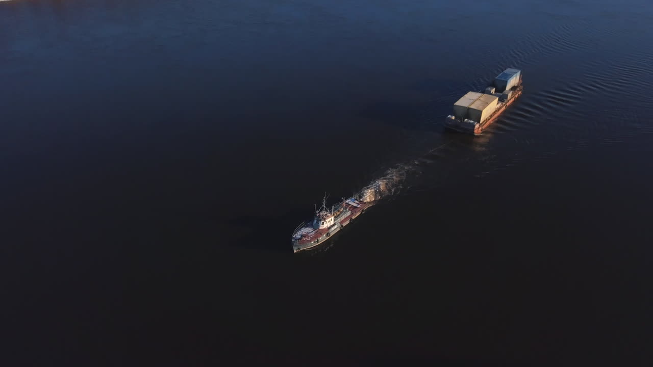 강 에서 배 를 견인 하는 견인 보트