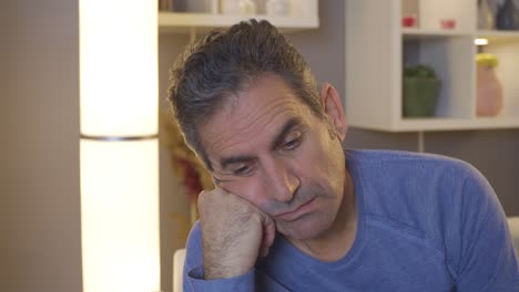 hombre con trastorno del sueño.