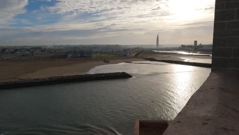 vista fija del río oued bou regreg en rabat, marruecos con la torre mohammed vi en segundo plano