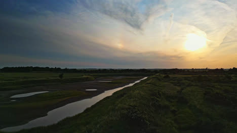 Puesta-De-Sol-Vista-Aérea-Del-Estuario-De-Un-Río-En-La-Costa-De-Lincolnshire-Reino-Unido