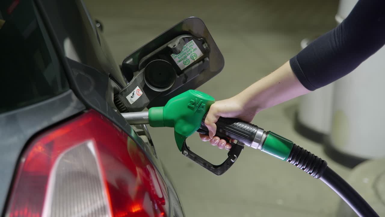 주유소에서 자동차 급유