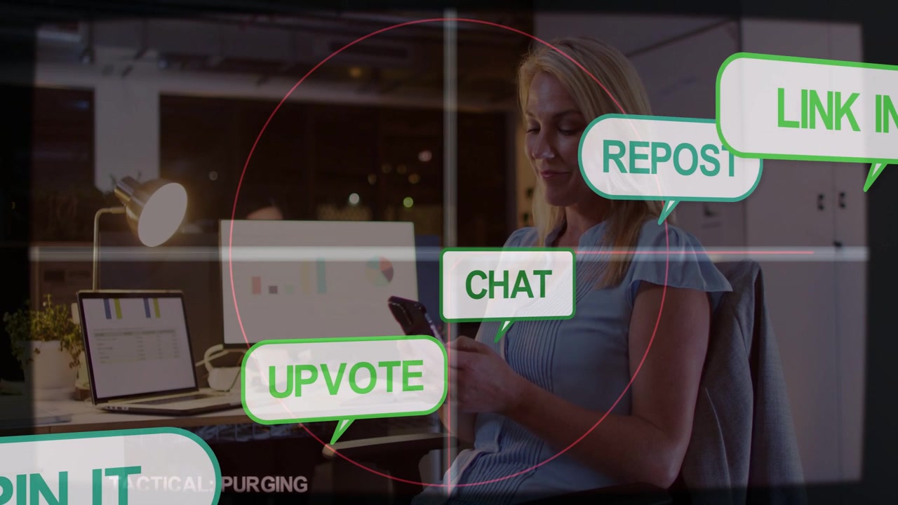 Donna che tiene il telefono alla scrivania, con avvisi tecnologici che inviano bolle verdi che oscurano la scrivania, monitorando il coinvolgimento.
