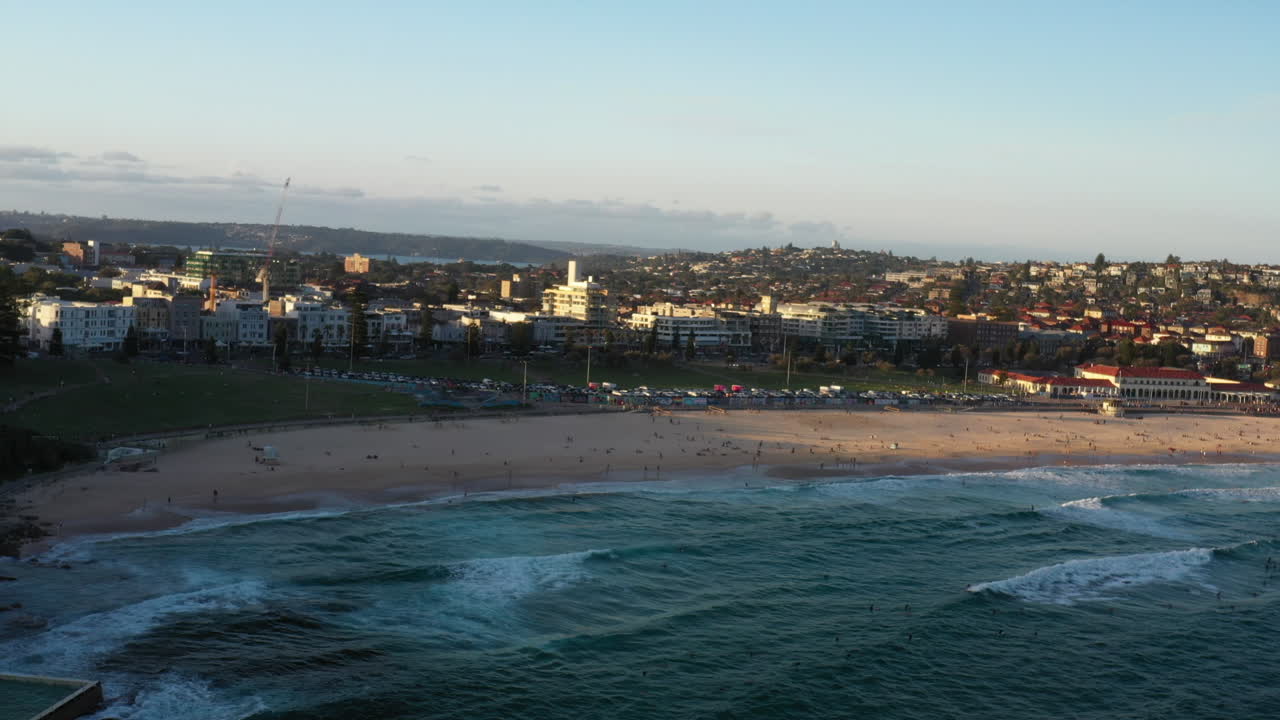 disparo de un dron volando junto a la playa de bondi en 2023, sydney, australia