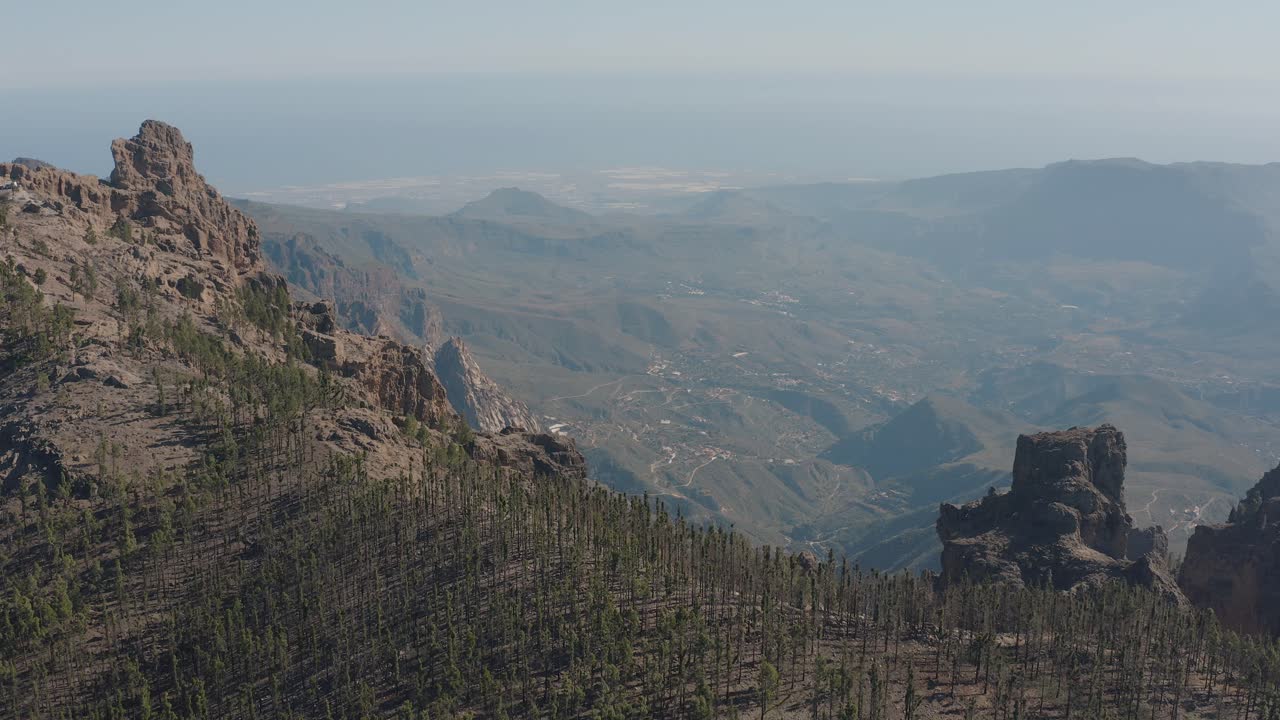 toma de drone de panorama de montaña con valle, roque nublo, gran canaria