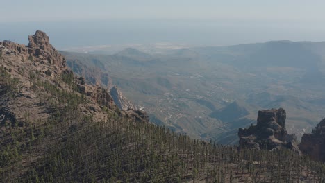 Drohnenaufnahme-Des-Bergpanoramas-Mit-Tal,-Roque-Nublo,-Gran-Canaria