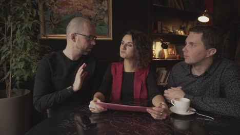 people discussing in a cafe