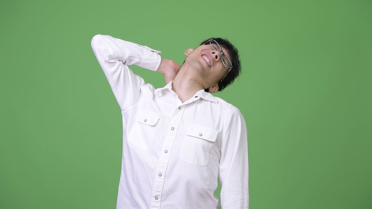 목 통증 이 있는 젊은 아시아인 사업가