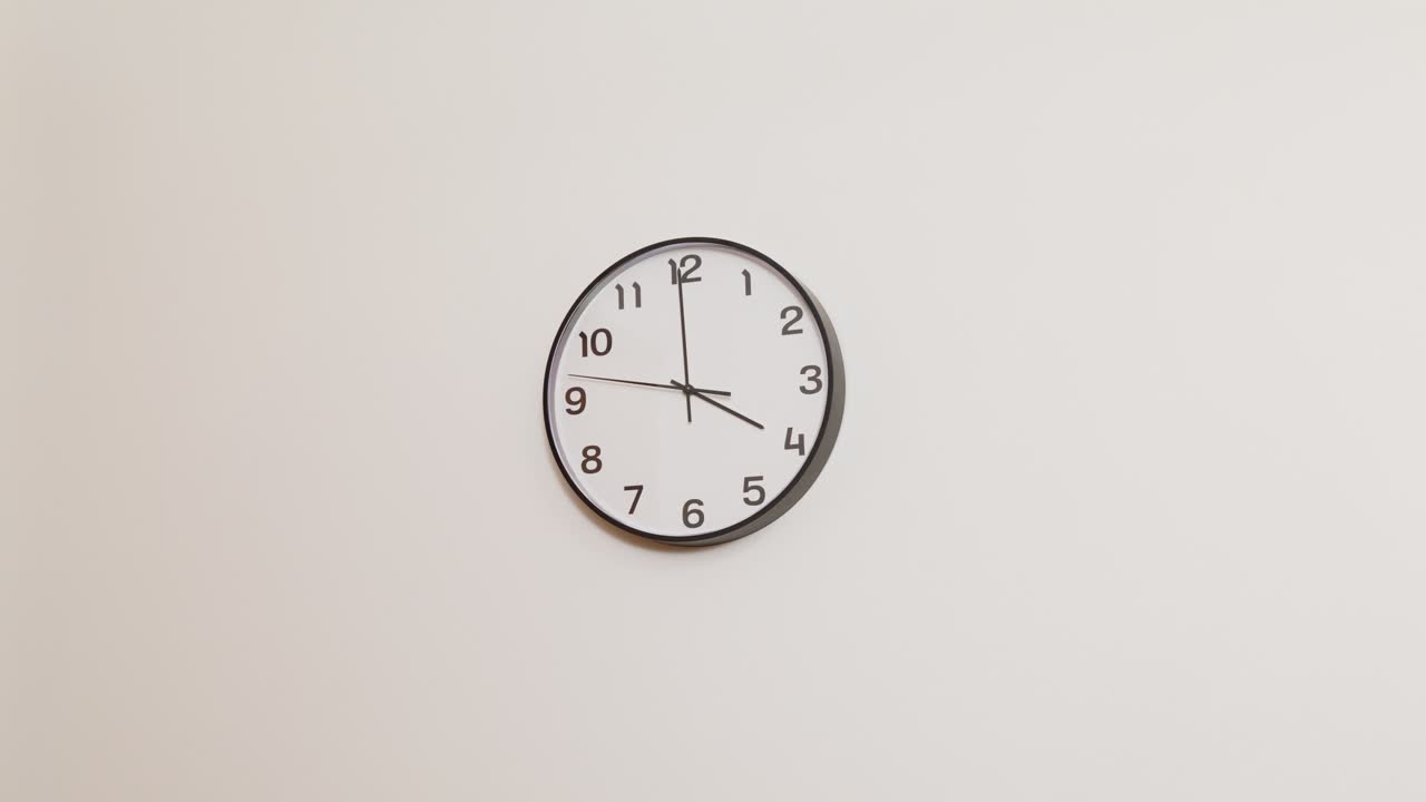 Un tradizionale orologio da parete da ufficio con numeri neri in grassetto e uno sfondo bianco chiaro, che segna le 4:00