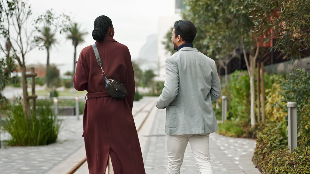 두 명의 사업가 들 이 도시 거리 를 는 동안 다섯 개 를 치고 성공 을 축하 하고 있다