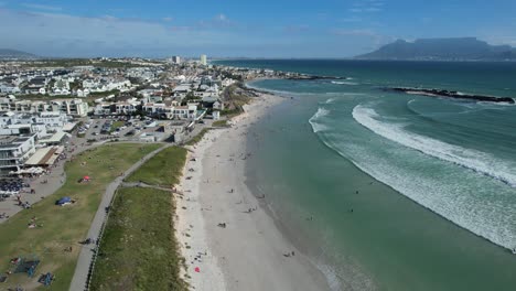 La-Gente-Disfruta-Del-Día-De-Verano-En-La-Playa-De-Big-Bay-En-Ciudad-Del-Cabo,-Sudáfrica