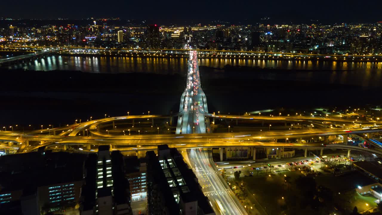 해가 지는 밤 타이베이 시 교통 도로 강 다리 공중 파노라마 4k 타임스 타이완