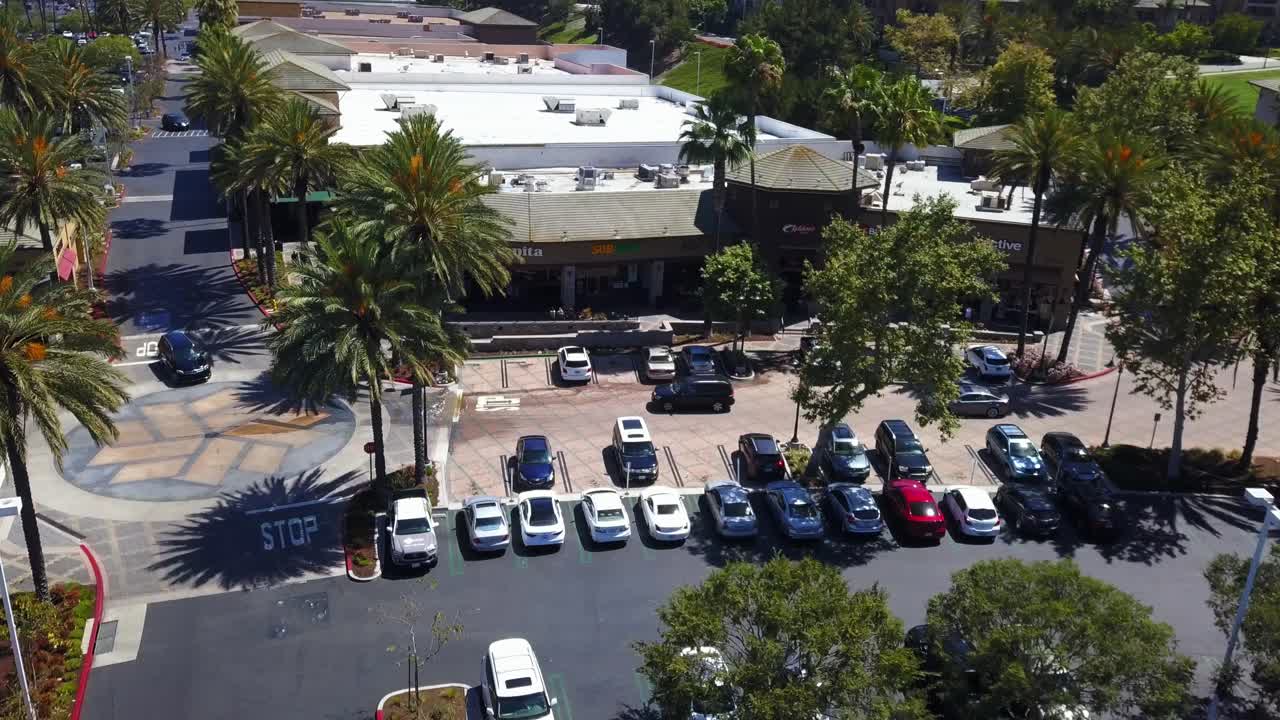 쇼핑몰 중간 수준의 공중 슬로우 팬 및 회전