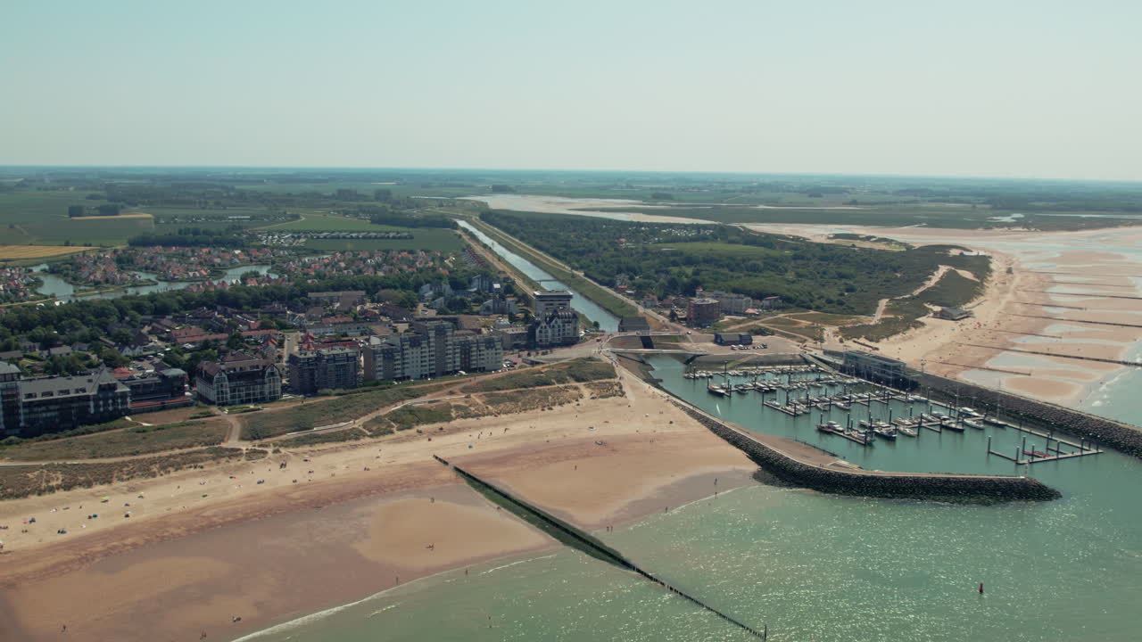 vista de verano de la marina y la ciudad frente a la playa de cadzand-bad, zelanda, países bajos