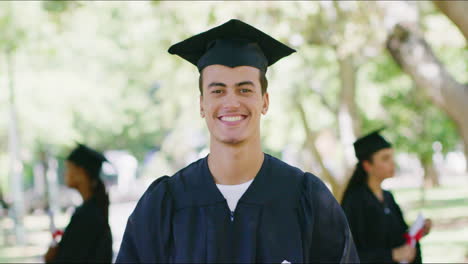 retrato de un orgulloso estudiante graduándose