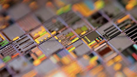 en electrónica, una oblea también llamada rebanada o sustrato es una fina rebanada de semiconductor, un silicio cristalino, utilizado para la fabricación de circuitos integrados