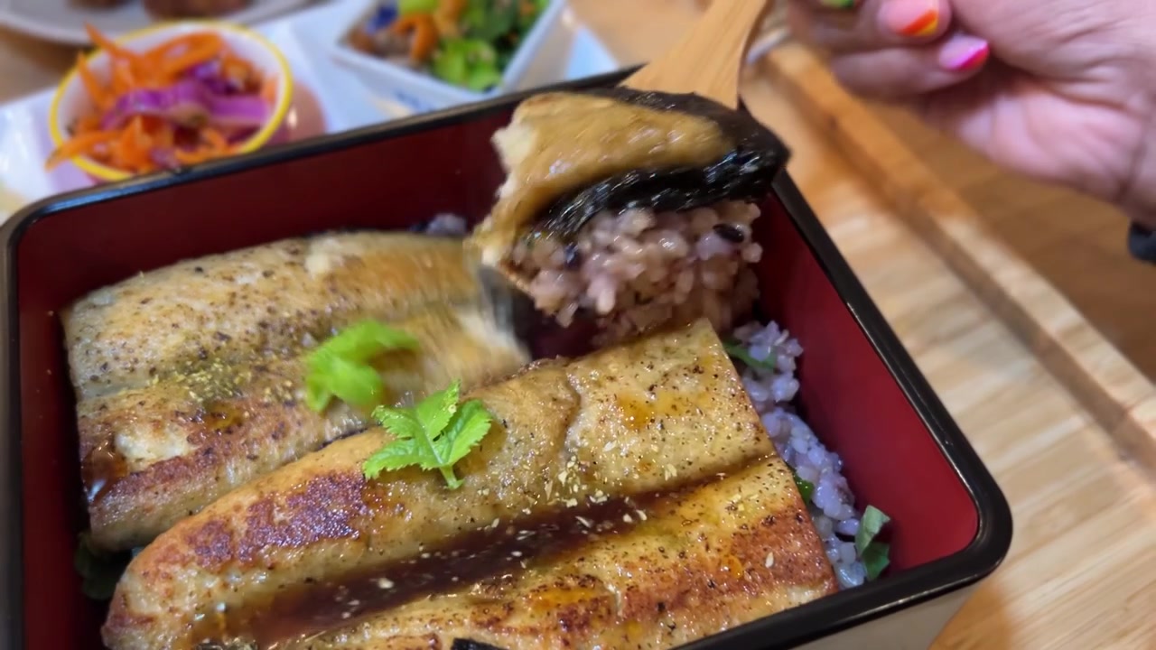 Unagi Reis Bento Box: Japanisches Gericht servieren.