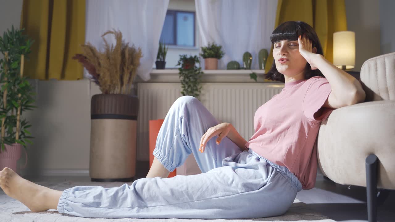 집에서 휴식을 취하는 여성. 편안한 환경.