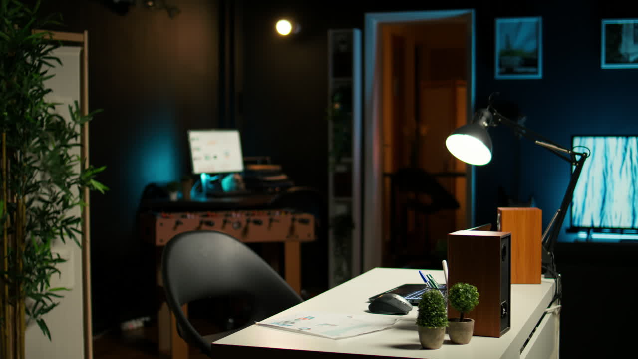 elegante oficina en casa en un moderno apartamento en el loft con un acogedor espacio de trabajo creativo