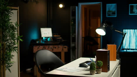 elegante oficina en casa en un moderno apartamento en el loft con un acogedor espacio de trabajo creativo
