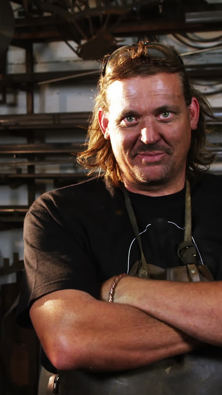 lasser staat met de armen gekruist