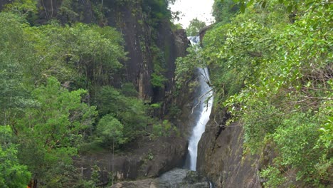 cascada en una jungla en tailandia