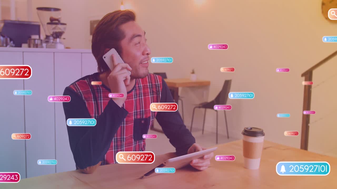 animación de iconos de los medios sobre un hombre asiático feliz usando un teléfono inteligente