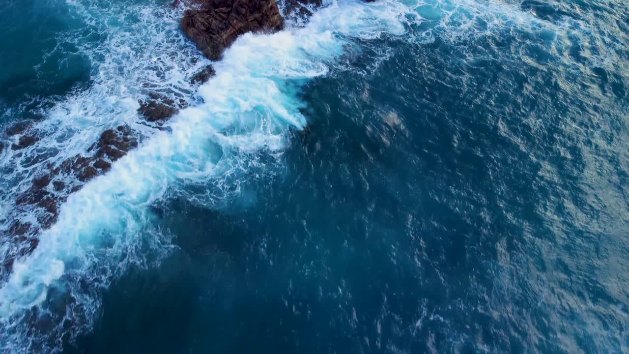 Onde schiumose che si infrangono sulla costa rocciosa ad Arteixo, Spagna - ripresa aerea con drone