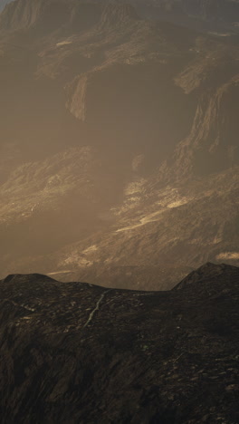 el paisaje del planeta alienígena: montañas áridas y cañones