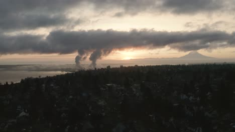 Paisaje-Nublado-Del-Cielo-Del-Amanecer-Sobre-El-Paisaje-Urbano-En-La-Ciudad-De-Tacoma,-Estado-De-Washington