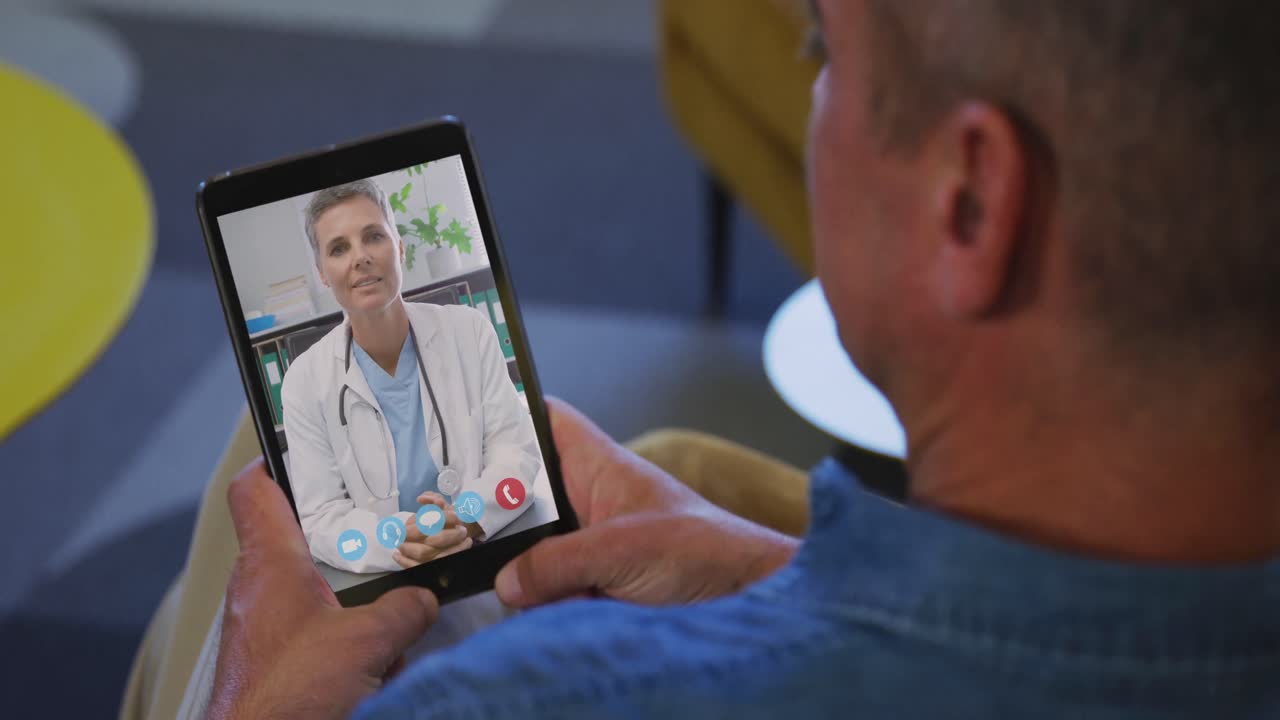 Uomo anziano in videochiamata sul suo tablet a casa.
