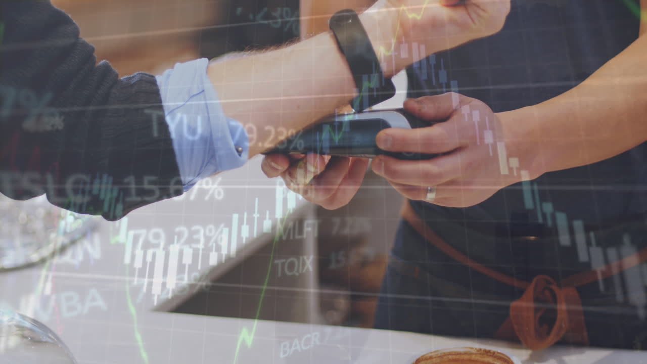 animación del procesamiento de datos sobre la sección media de un hombre que usa un reloj inteligente para hacer un pago en un café