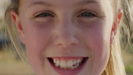 retrato de una niña sonriendo al aire libre al atardecer