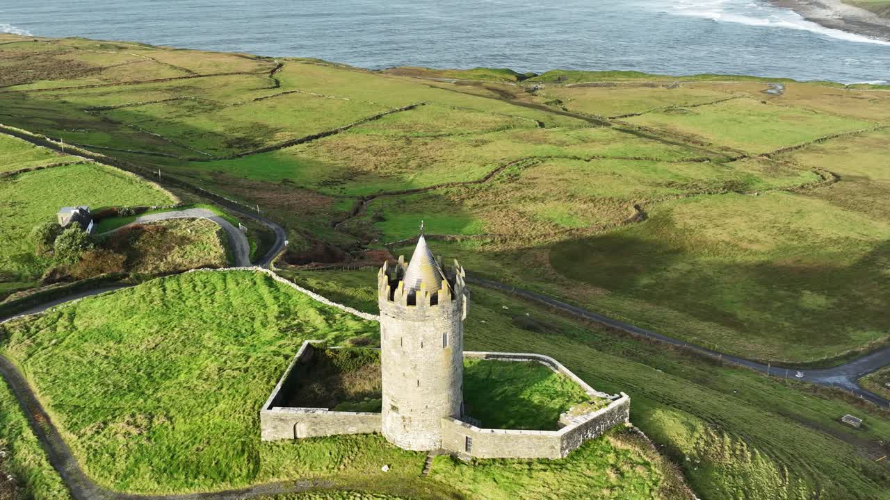 두린 성의 드론 클로즈업 와일드 애틀랜틱 웨이 아일랜드