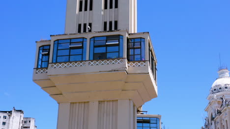 Vista-Aérea-Del-Elevador-Lacerda-Y-El-Barrio-Alrededor,-Salvador,-Bahía,-Brasil