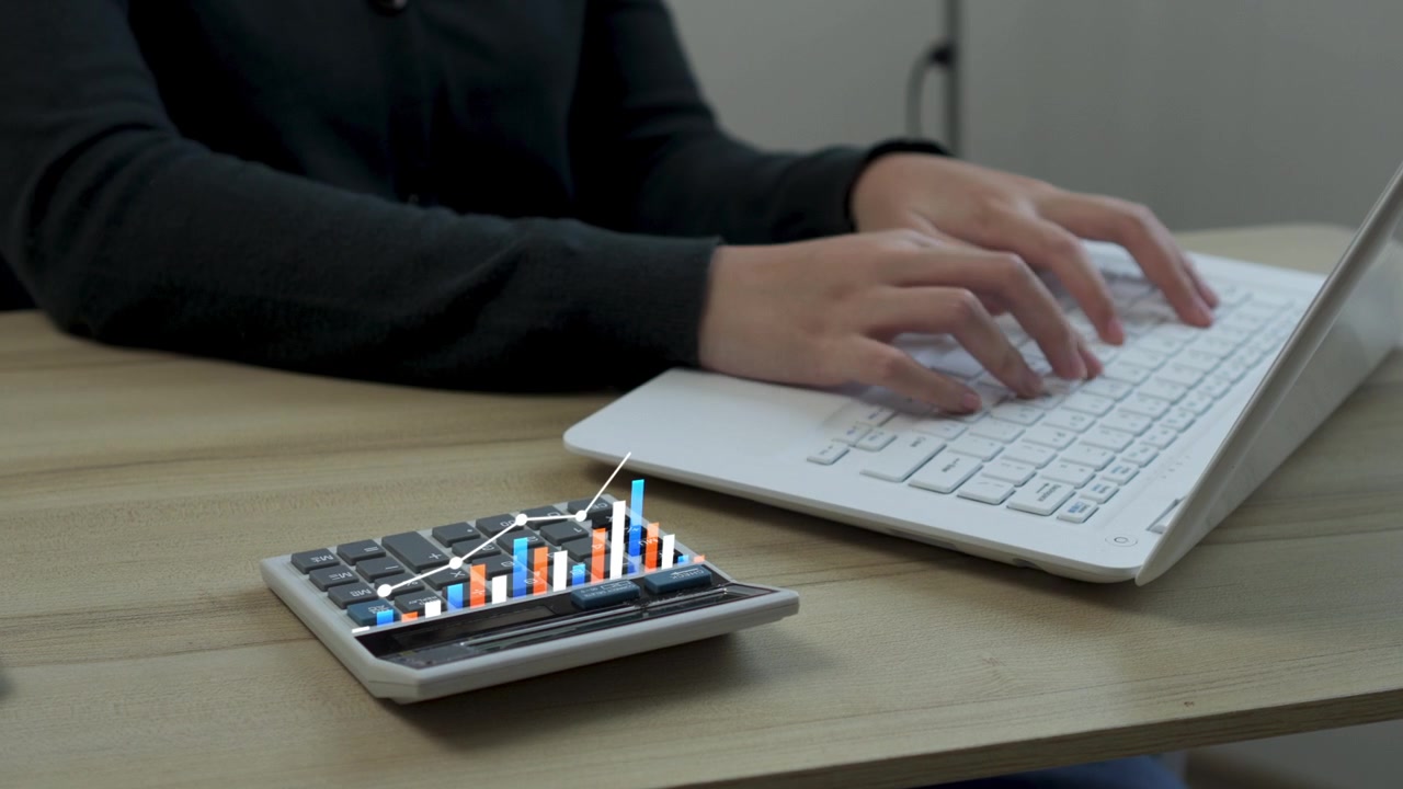 Primo piano di una donna che digita sul laptop e usa la calcolatrice mentre appare un grafico di crescita 3D animato.