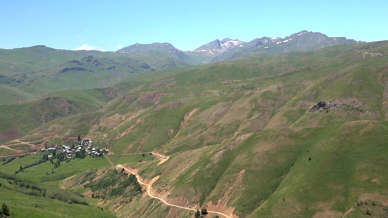 Vista aerea di un remoto villaggio di montagna in una valle verde