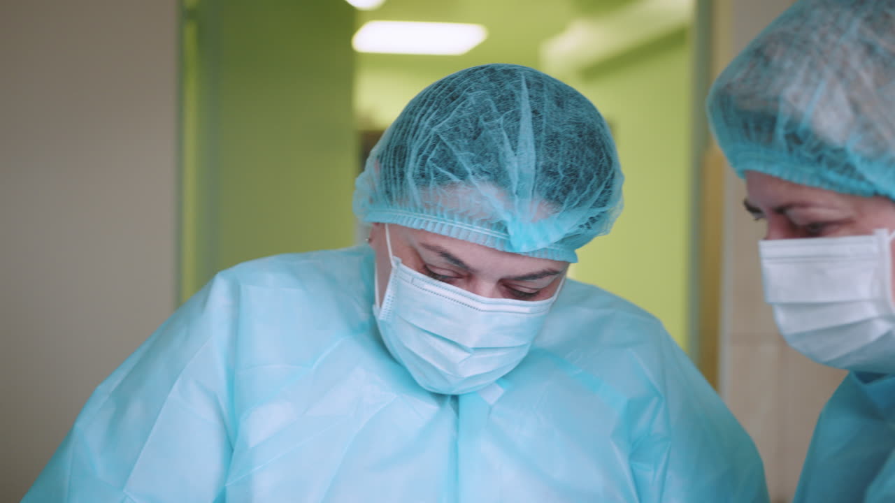 cirujanos en la sala de operaciones