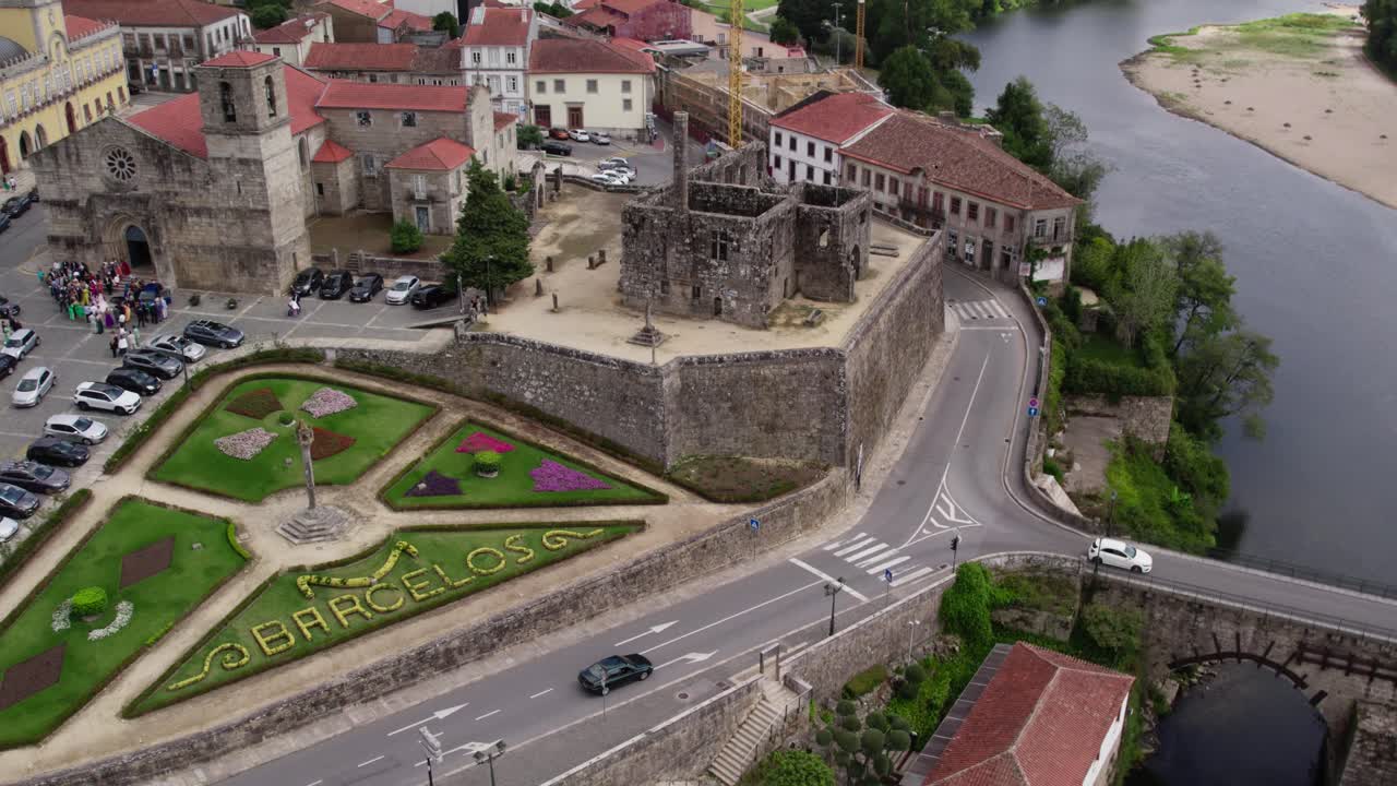 Veduta aerea del castello medievale e del giardino di Barcelos, Portogallo - aerea.