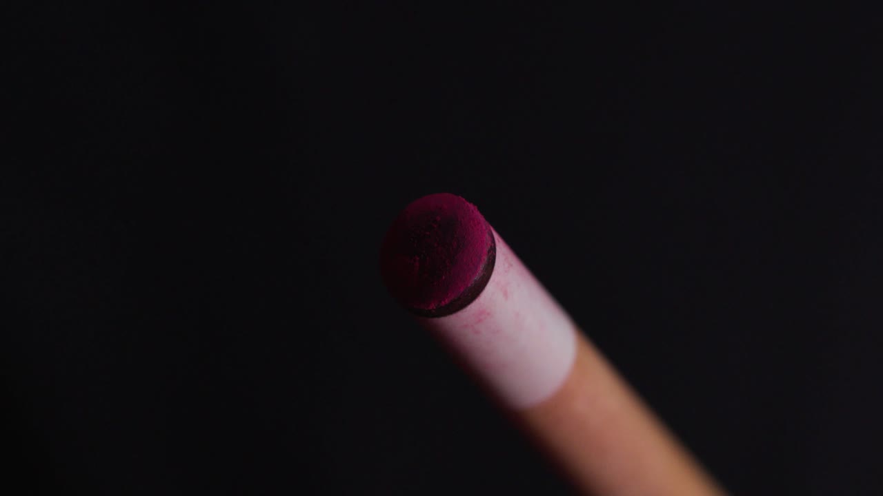 el hombre pone tiza en su palo de billar mientras se prepara