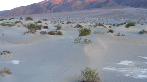 dunas del valle de la muerte durante la puesta de sol. toma aérea de drones