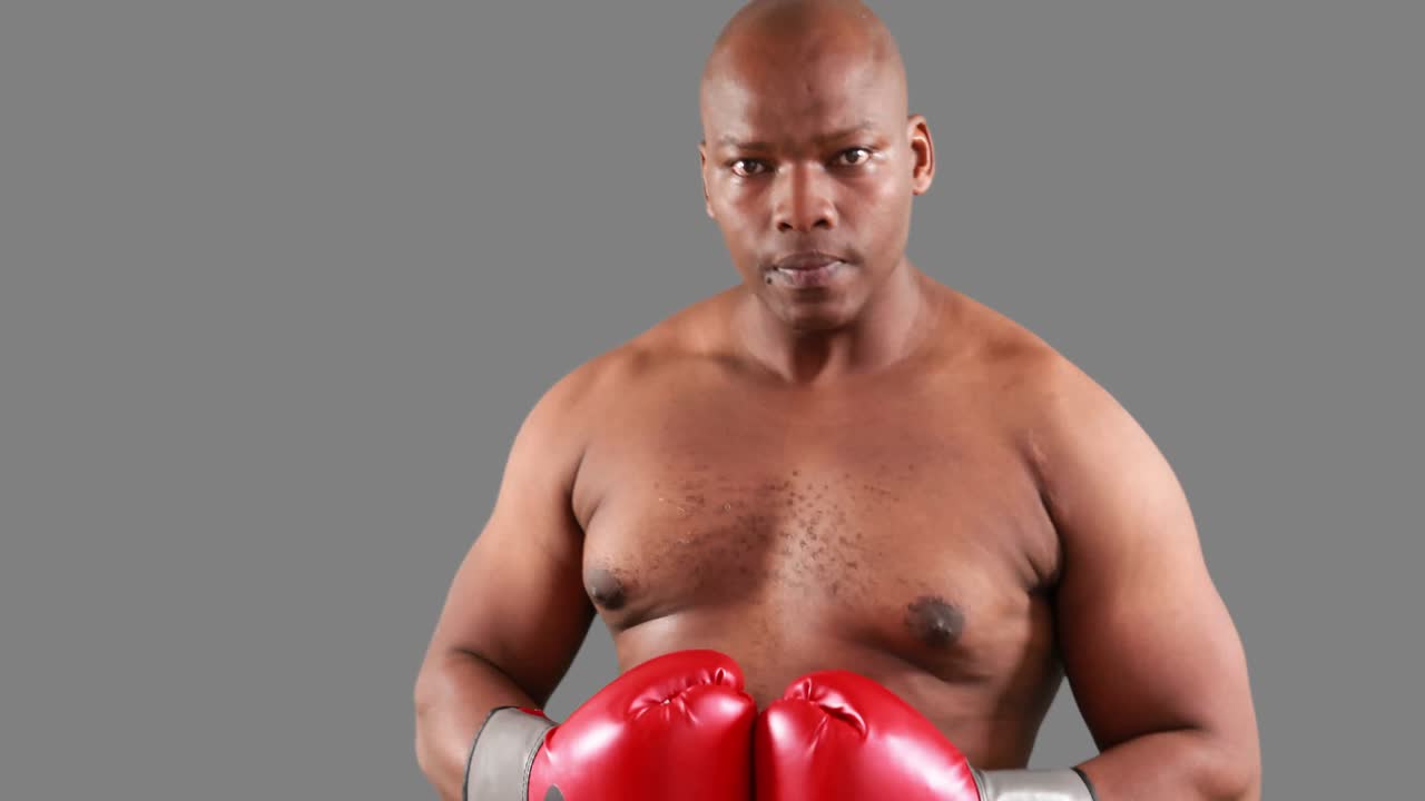 un boxeador muy musculoso practicando.