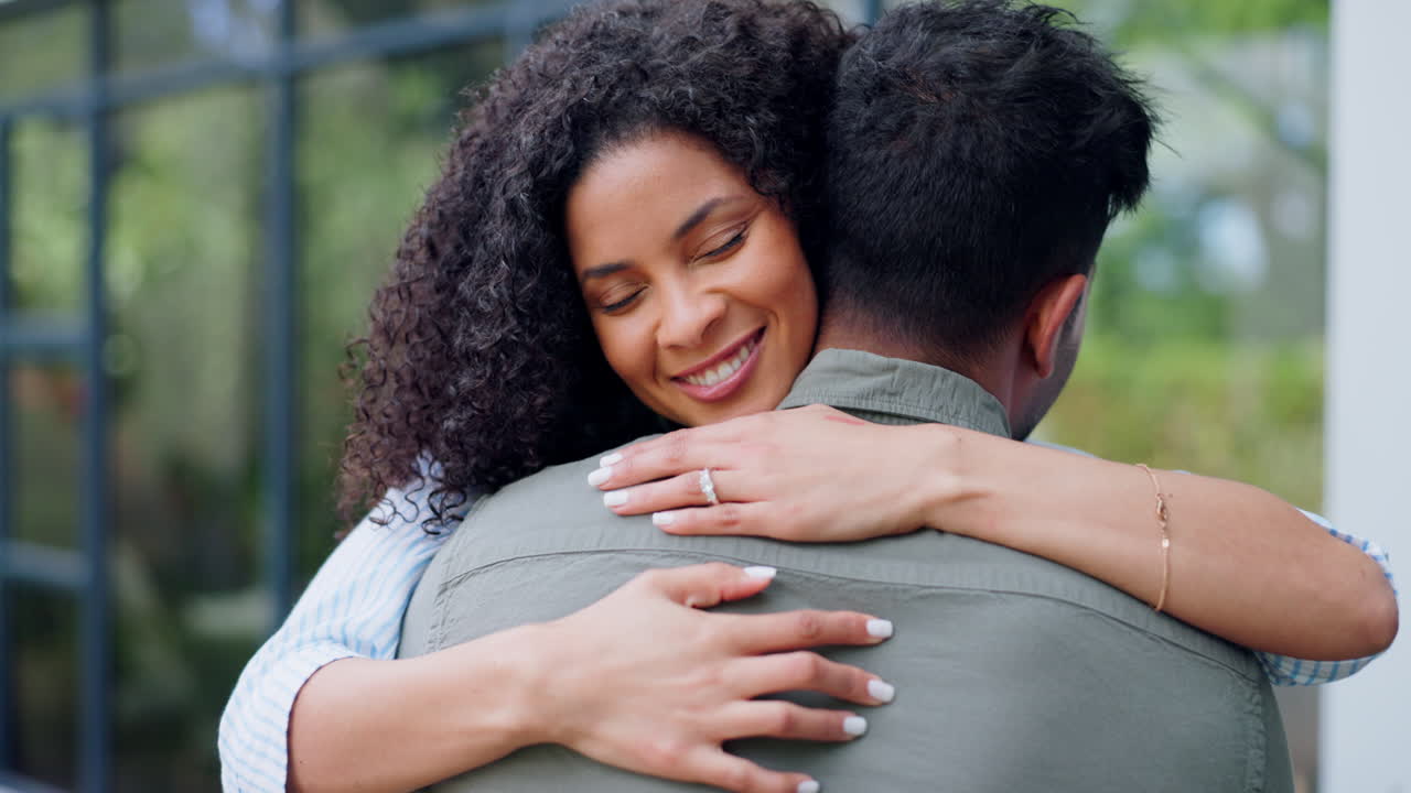 pareja feliz, abrazo y amor por el nuevo hogar en el cuidado
