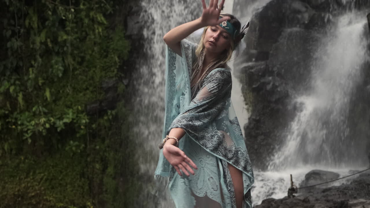 mujer bohemia por la cascada